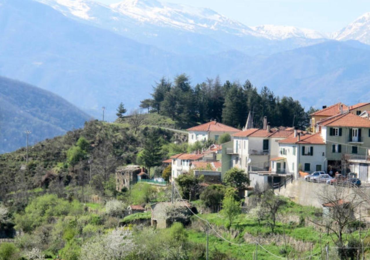 Casa Ginni con Piscina e giardino Caravonica Esterno foto